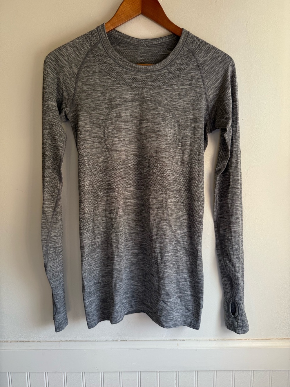 Lululemon Swiftly Tech Long Sleeve Shirt Womens 6 Gray Gym Yoga